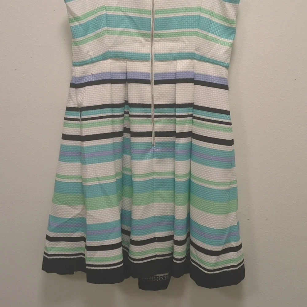 Chic Danny & Nicole Effortless Knee-Length Dress - Cut Out - Pleated  8 Petite - Picture 7 of 14